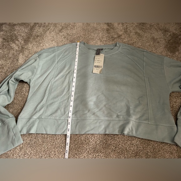 NWT Sweaty Betty After class crop sweatshirt in mirage green! - Picture 3 of 4